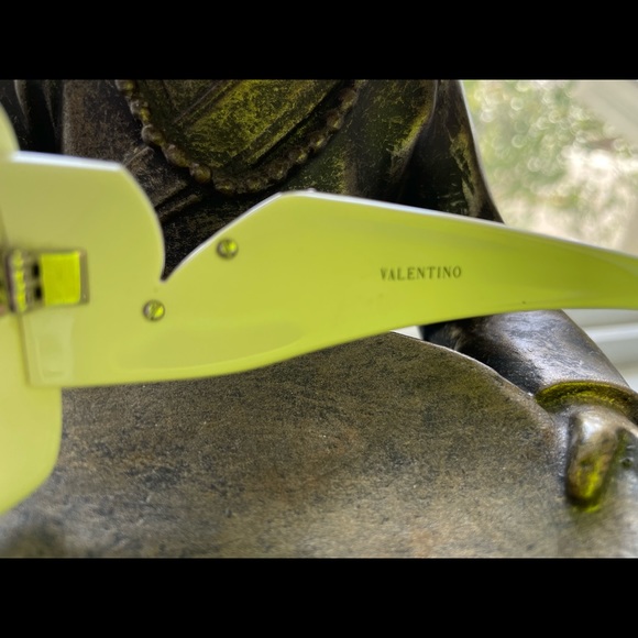 ❤️💚 VALENTINO SUN GLASSES 💚❤️ - Picture 7 of 8